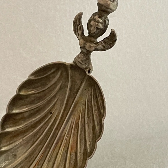 <**4/$20**BUNDLE**> Antique silver shell spoon - Picture 2 of 6